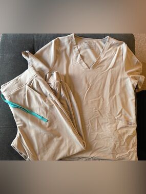 Figs Women’s  Scrub Set in the color Boulder with Teal Drawstring